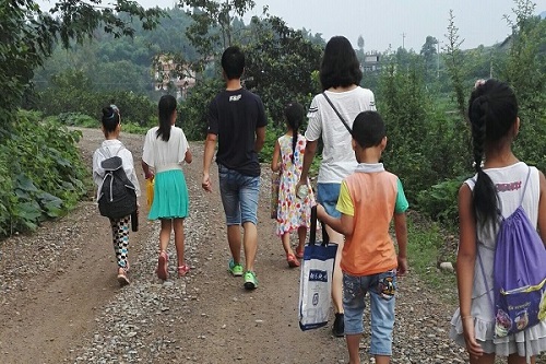 实践队员和孩子们一起上学