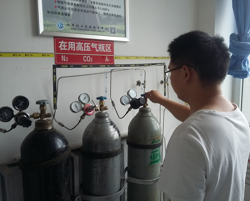 实验中心人员检查逸夫楼高压气瓶存放情况
