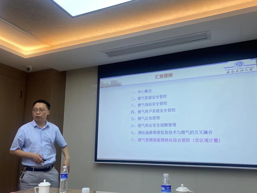 桌子上有男人的照片上写着字中度可信度描述已自动生成