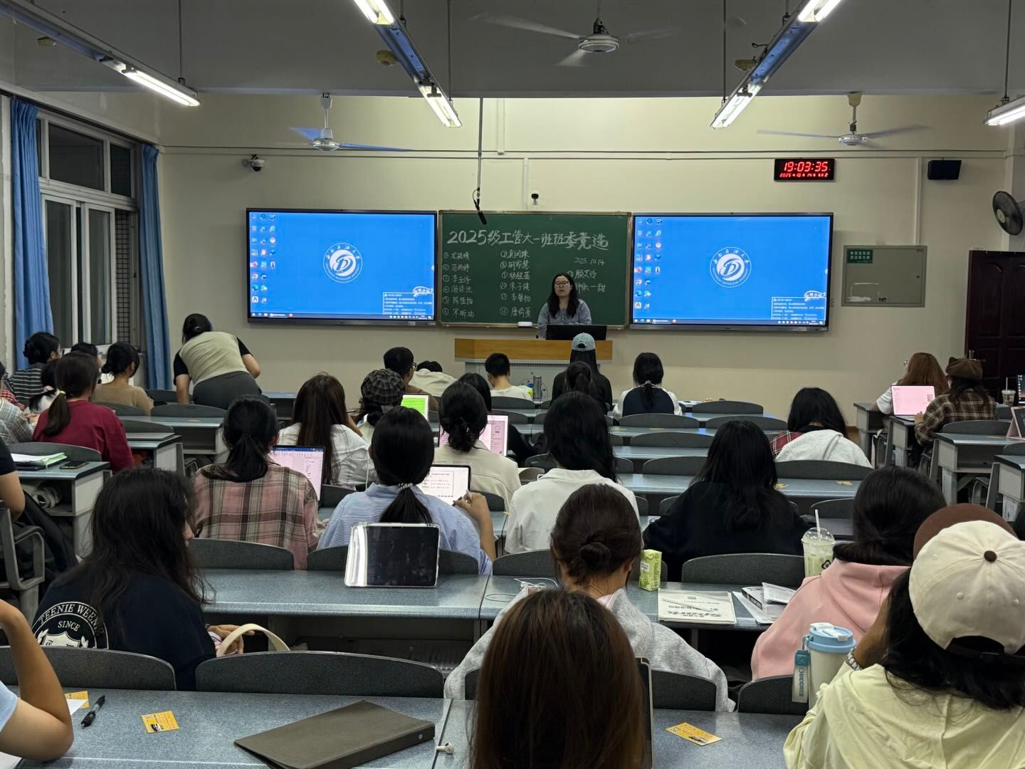 会议室里的人们AI 生成的内容可能不正确。