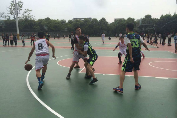 赛场上激烈的对抗