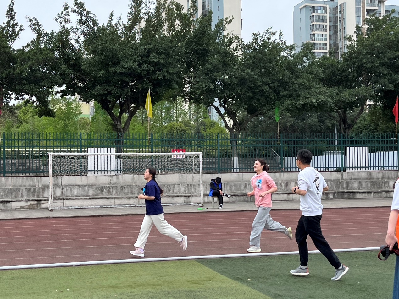 一群人在球场上打球描述已自动生成