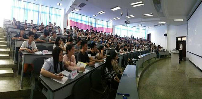 同学们认真思考