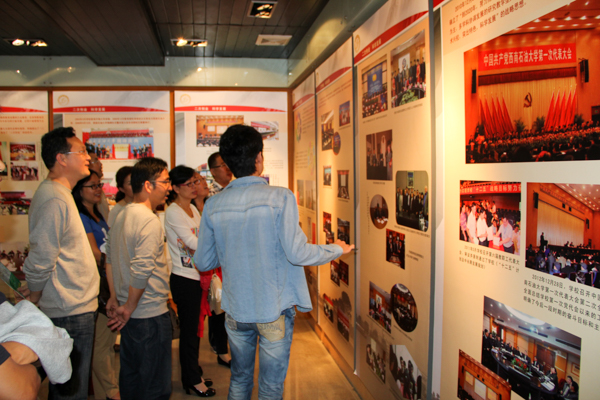 地质90校友参观校史馆.