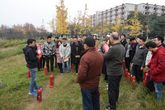 说明: G:\地科院资料\学院活动照片\2019年\12.05 地科院消防安全培训和演练\室外演练\DSC_0174.JPG