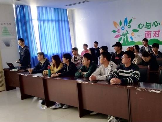 图3 崔浩宇同志进行“微党课”学习分享