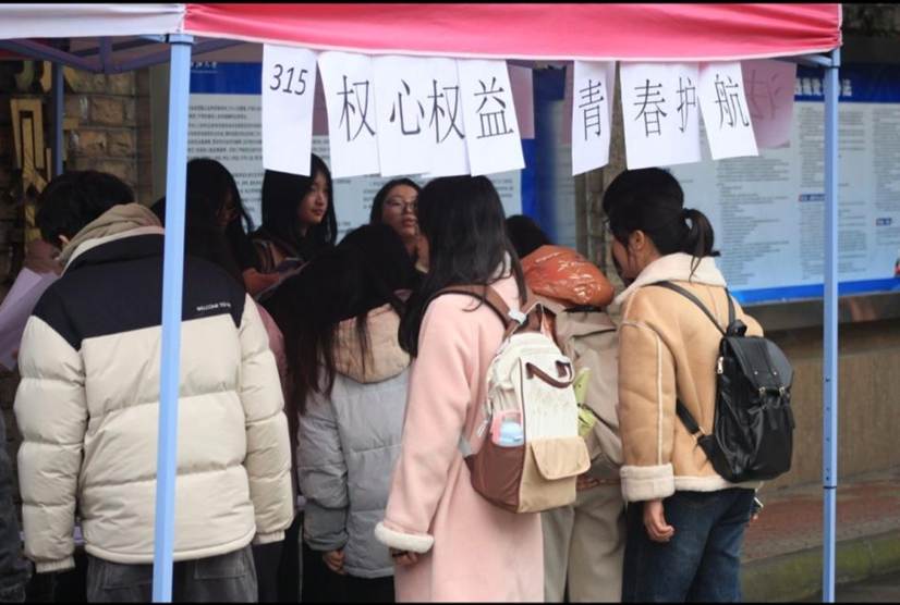 315线下活动照(整体后视角) 315线下活动照(整体后视角)