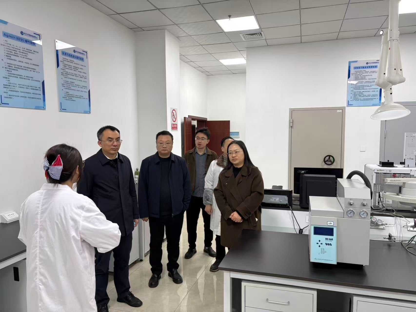 一群人站在厨房里AI 生成的内容可能不正确。