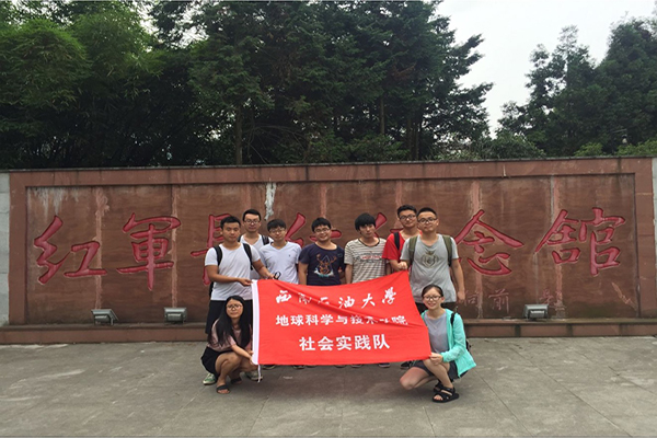 队员参观长征纪念馆