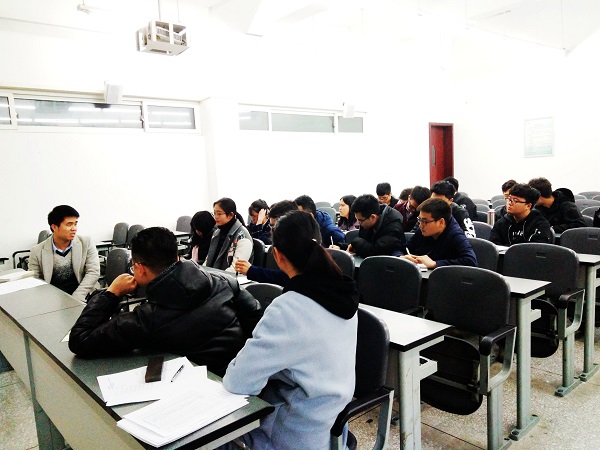 支部成员讨论支部学期活动