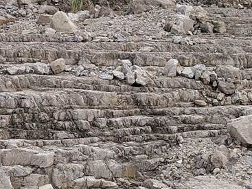 砖墙上的岩石 描述已自动生成