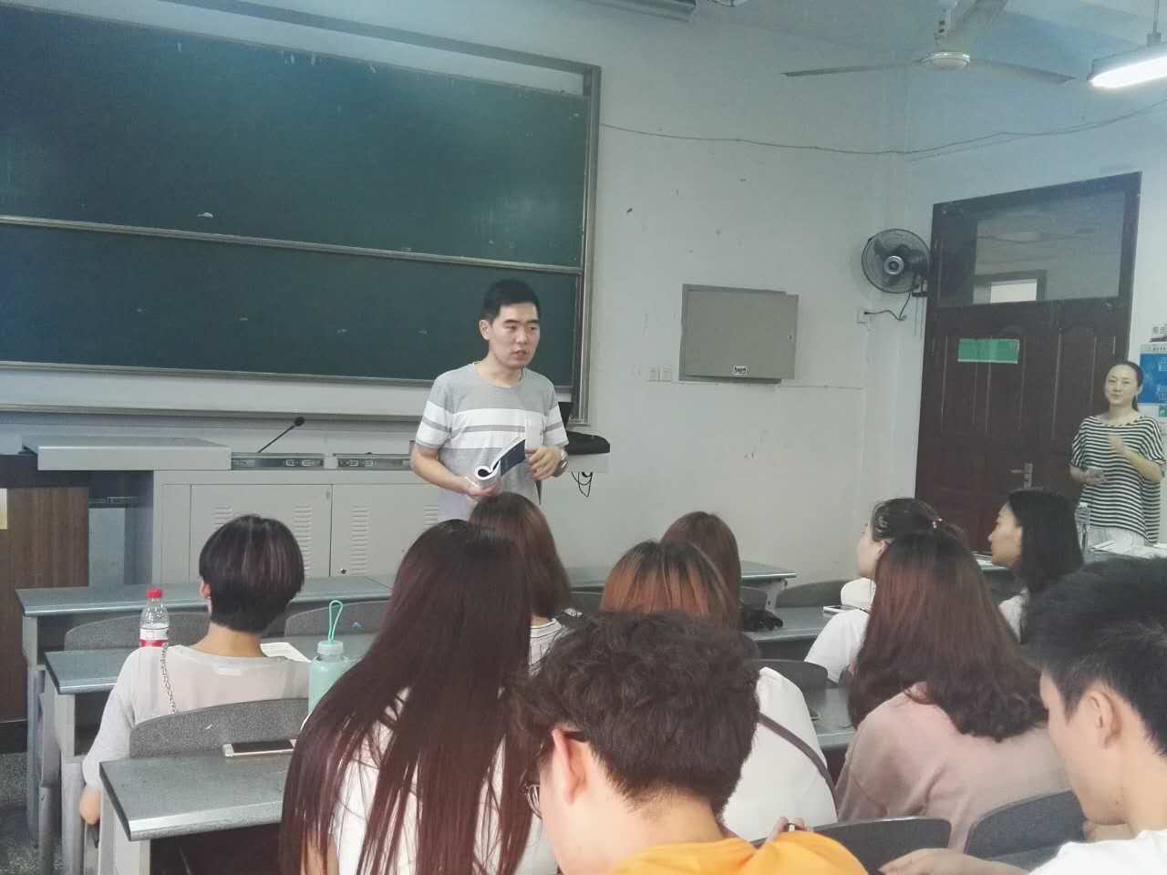 2014级播音与主持1班班会场景