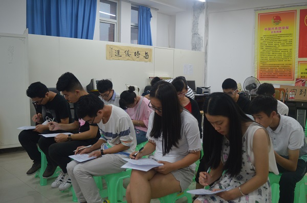 紧张的笔试现场