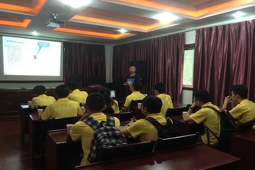 李校长正在给队员们进行PPT演示介绍