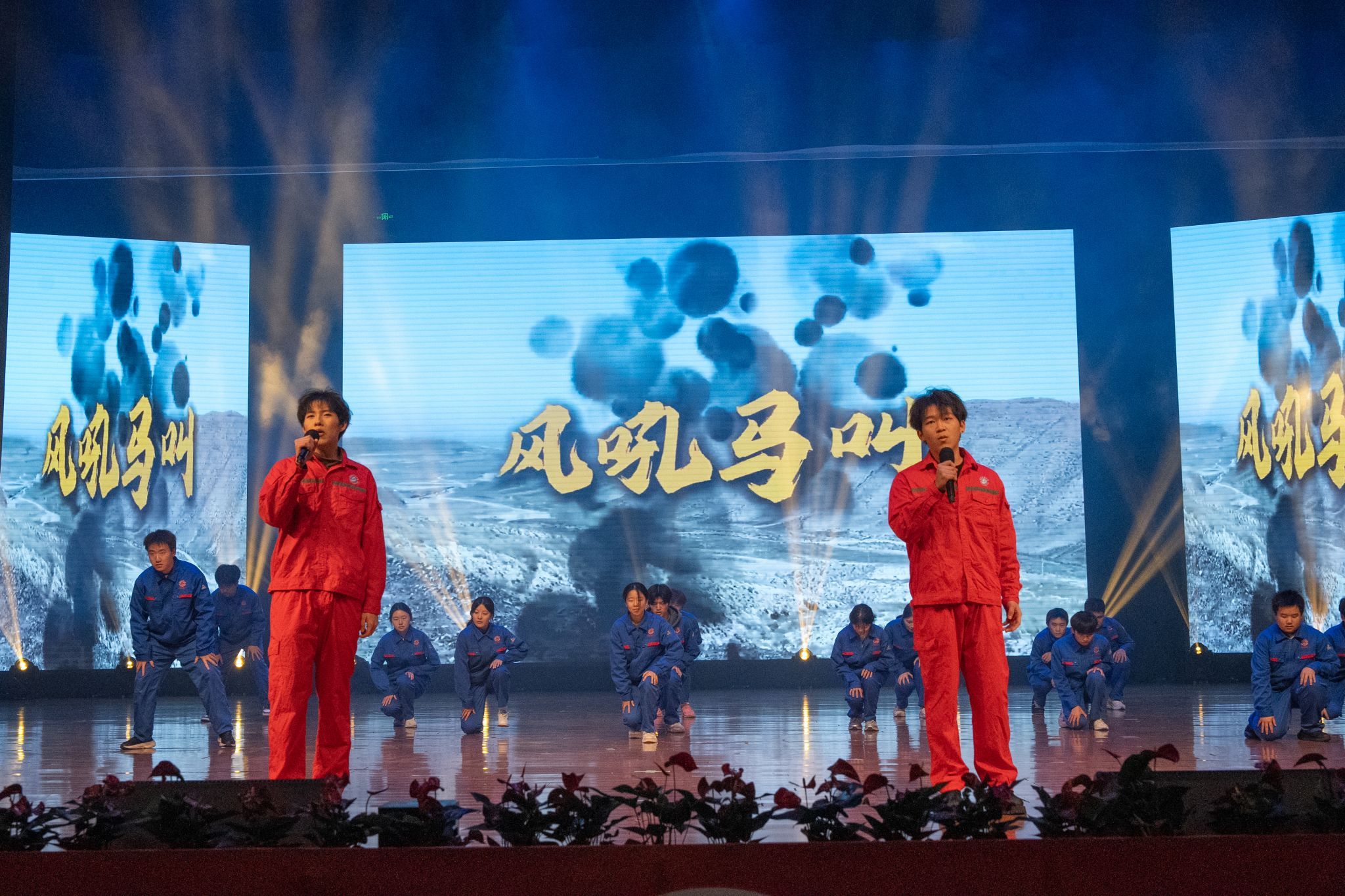 一群人站在台上 AI 生成的内容可能不正确。