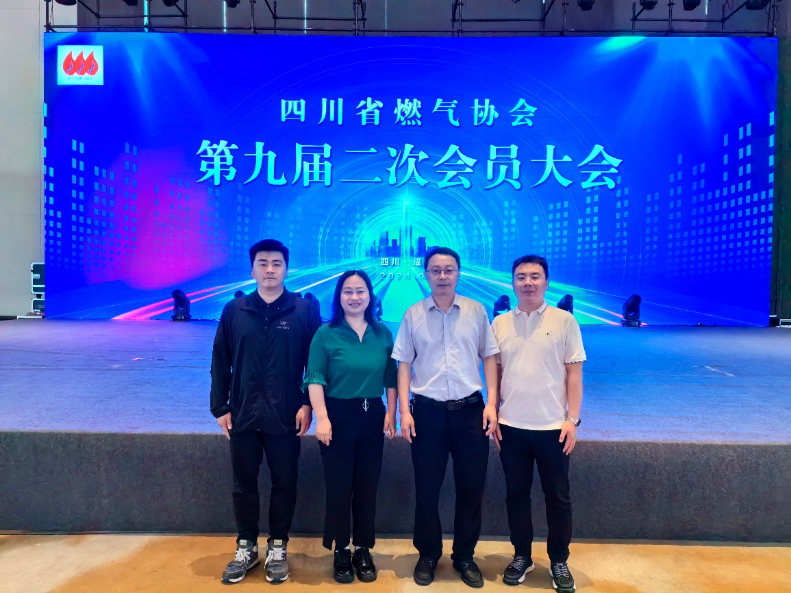 一群男人和女人站在舞台前中度可信度描述已自动生成