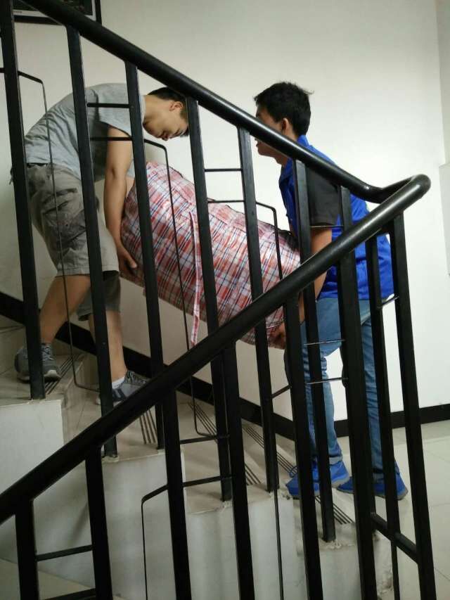 偶遇电路检修,人工将衣物搬至五楼