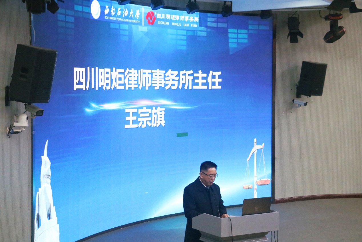 男人站在电视前中度可信度描述已自动生成