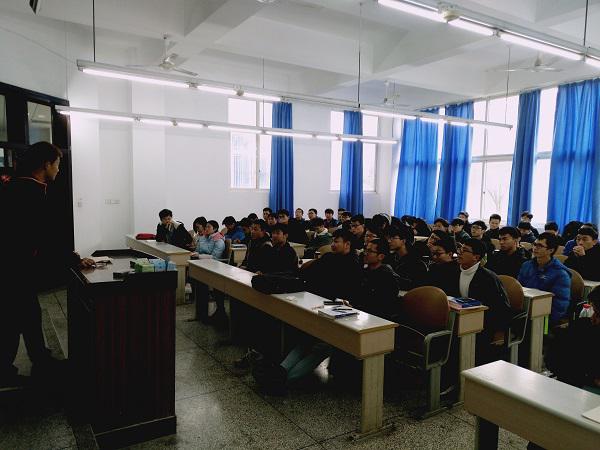 同学们认真听讲