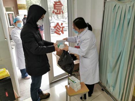 给学生发放物资2