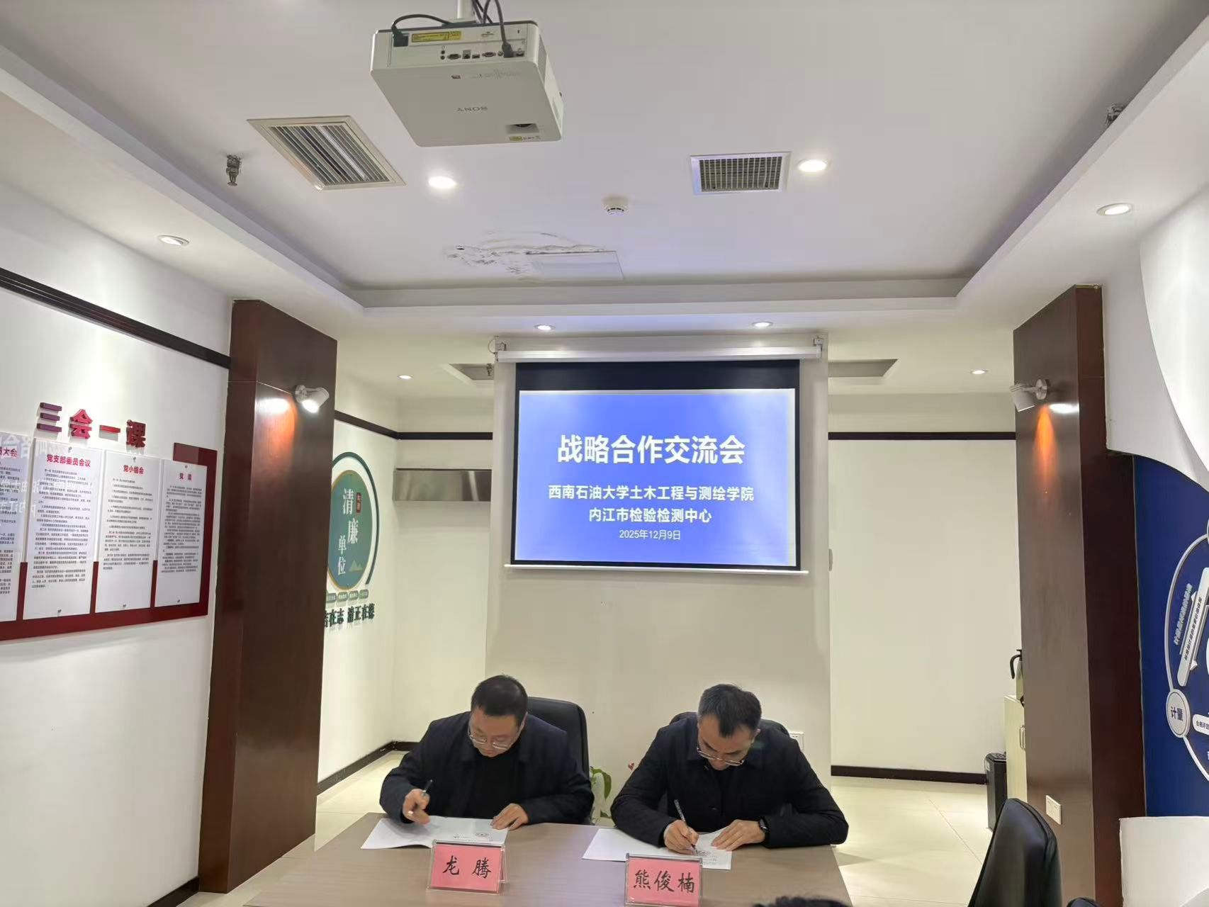 会议室里的人们AI 生成的内容可能不正确。