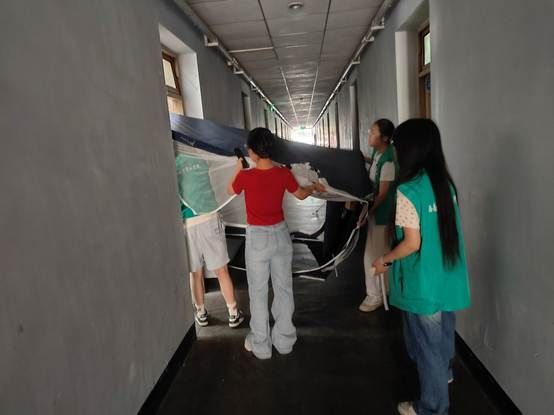 一些人站在室内  中度可信度描述已自动生成