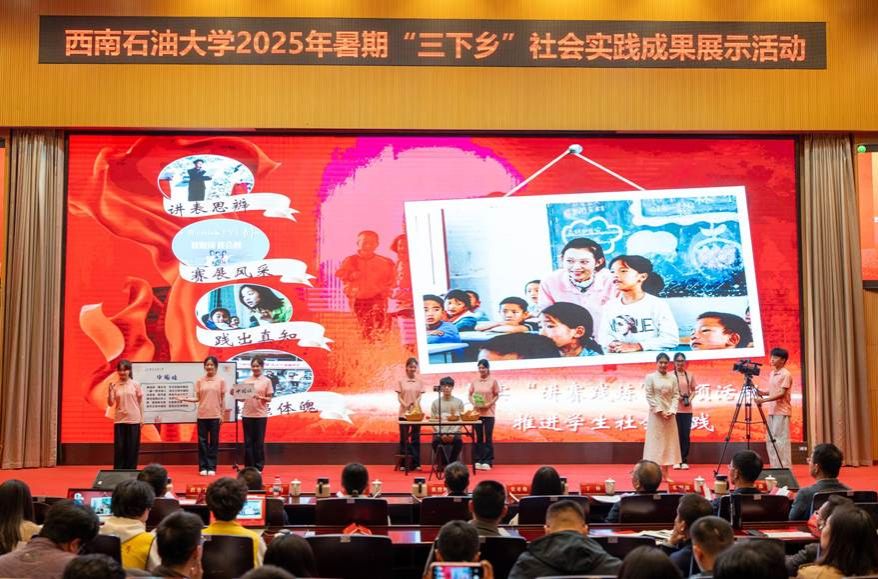 人们在看台上的人群 AI 生成的内容可能不正确。