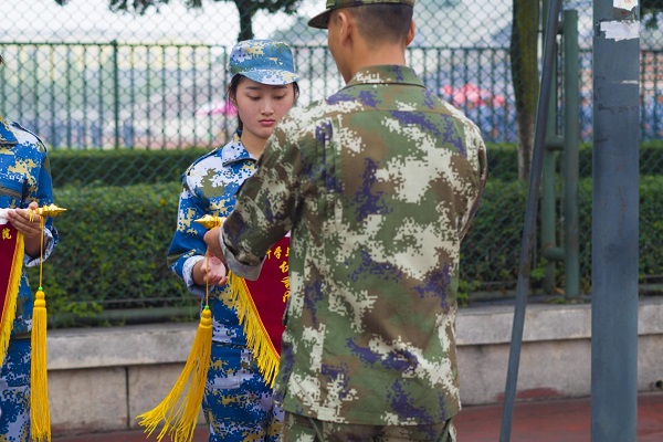 连长为同学们颁发流动红旗