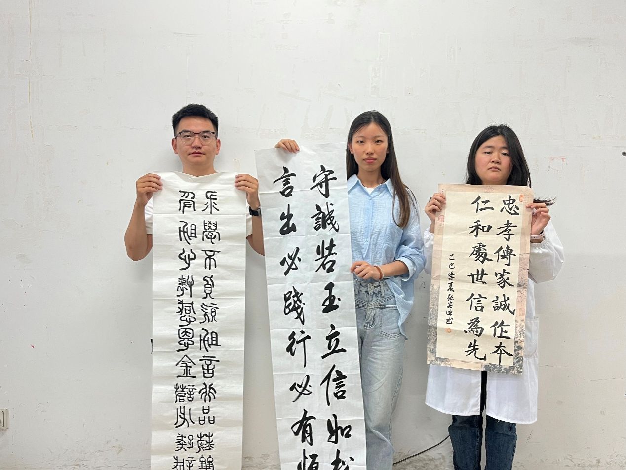 图片包含 人, 照片, 对着, 男人AI 生成的内容可能不正确。