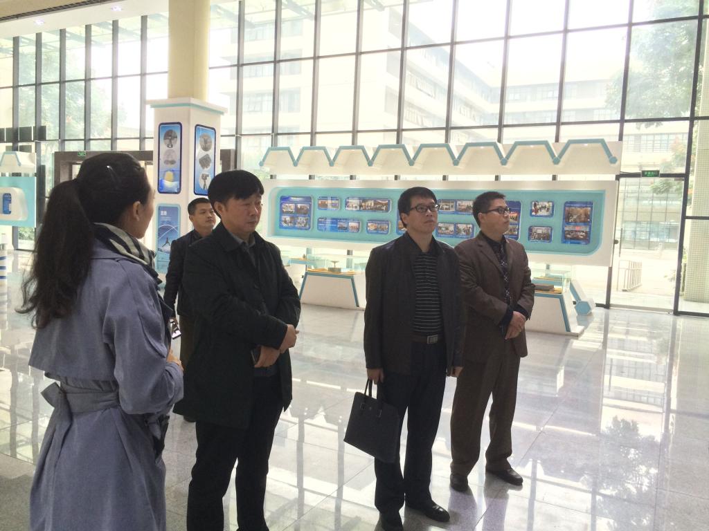 考察团参观西南科技大学大学生创新创业俱乐部