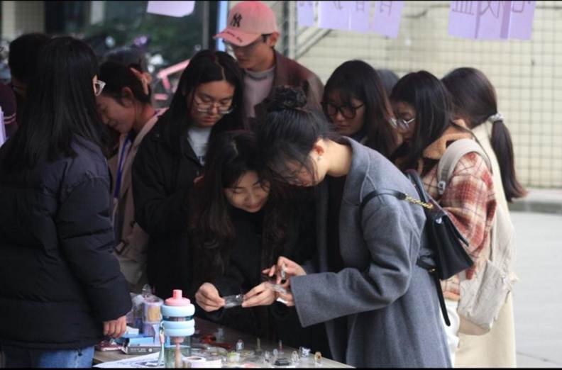 315参与活动同学挑选奖品 315参与活动同学挑选奖品