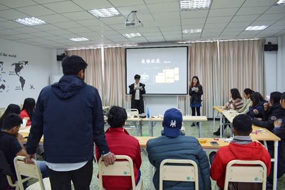 图片包含 人员, 天花板, 室内, 行李自动生成的说明