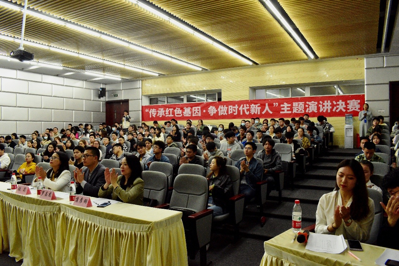 评委老师和同学们认真聆听