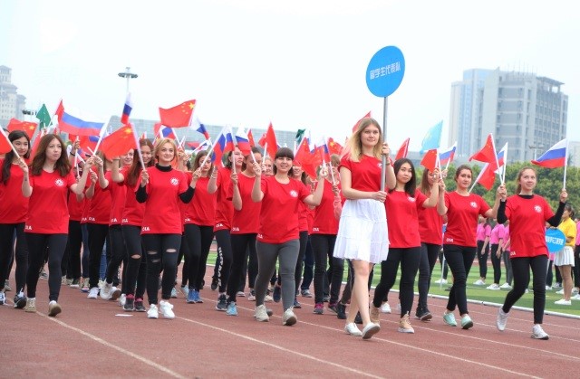 SWPU holds the 41st track and field sports meeting from April 7th to 8th, 2017. This is the International student team participating in march-in ceremony.