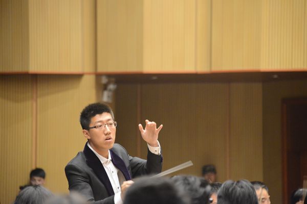 首席指挥家司马健楠指挥中