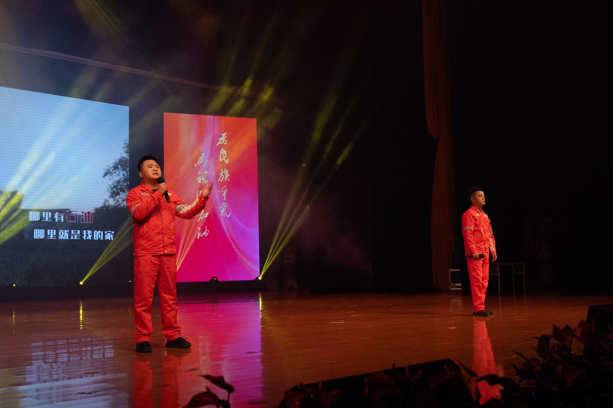 图片包含 室内, 人, 男人, 播放 AI 生成的内容可能不正确。