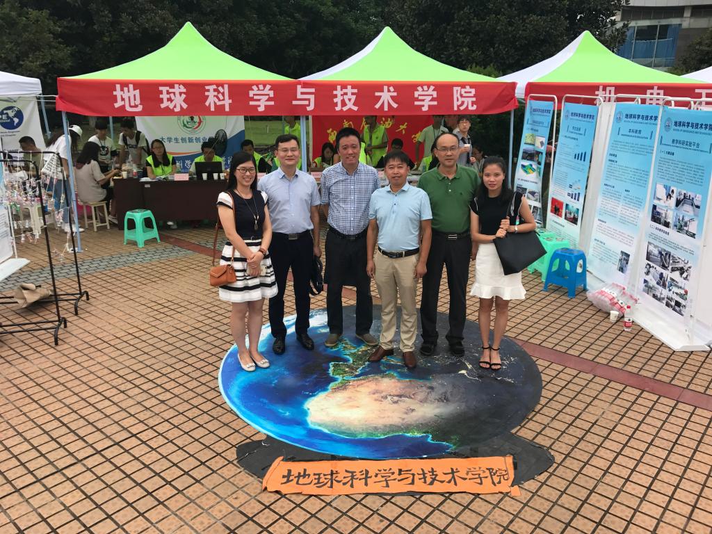 学院领导与辅导员留影