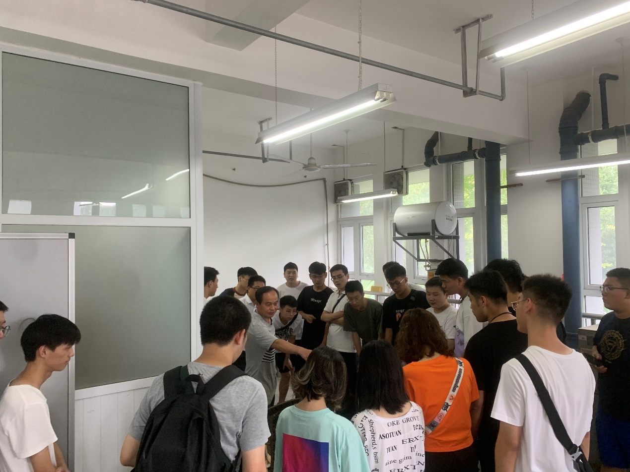 说明: E:\实验室\新闻\2021.9.9新生入学参观实验室\IMG_8870.JPG