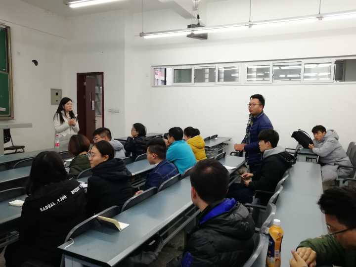 图三:各协会会长认真聆听