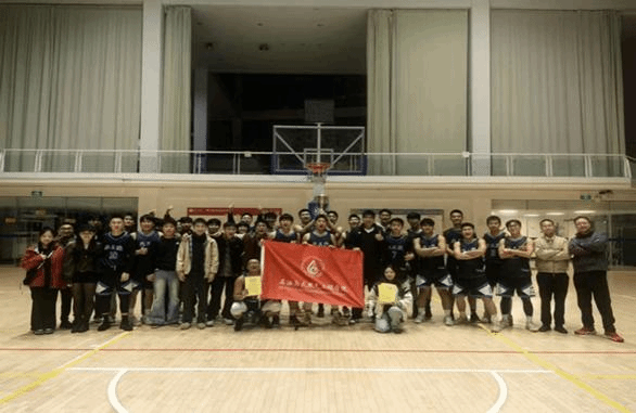 一群人站在台上 AI 生成的内容可能不正确。