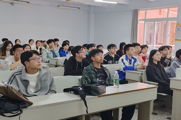 与会同学认真听讲解 与会同学认真听讲解