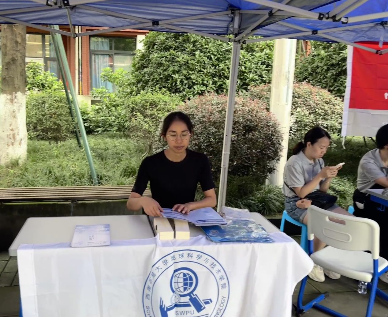 图片包含 户外, 人, 建筑, 桌子AI 生成的内容可能不正确。