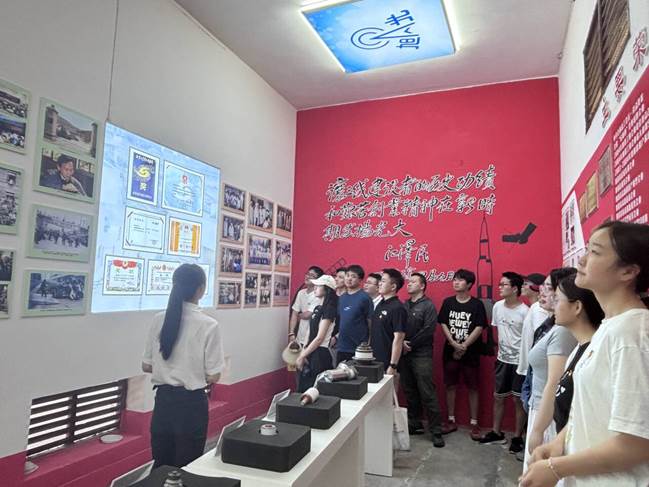 人们在看台上的人在商店前中度可信度描述已自动生成 人们在看台上的人在商店前中度可信度描述已自动生成