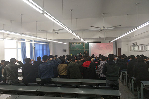 同学们在宣誓