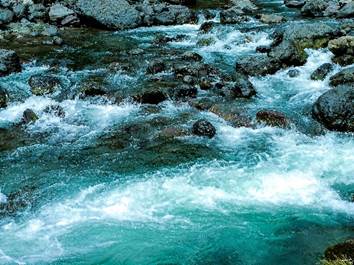 水上有瀑布 描述已自动生成