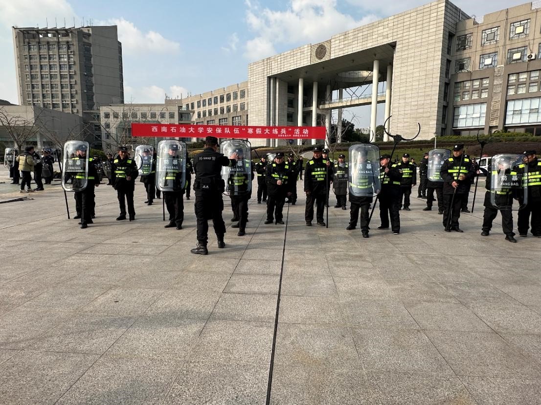 安保人员开展防暴器材使用训练.jpg 安保人员开展防暴器材使用训练.jpg