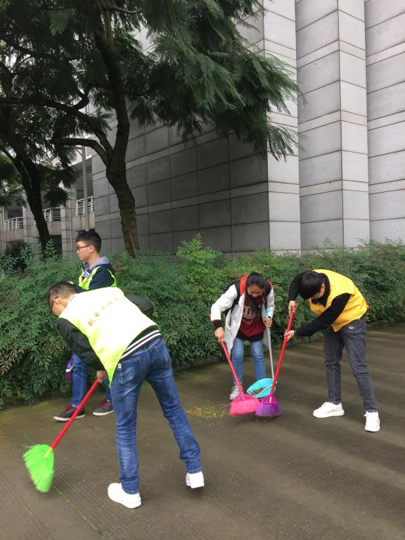 图1 清扫草坪