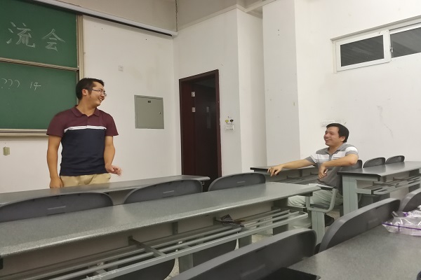 两位老师愉快的交流