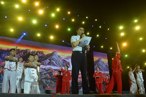 校长赵金洲献唱《众人划桨开大船》