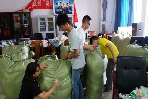 队员们一起整理打包物资